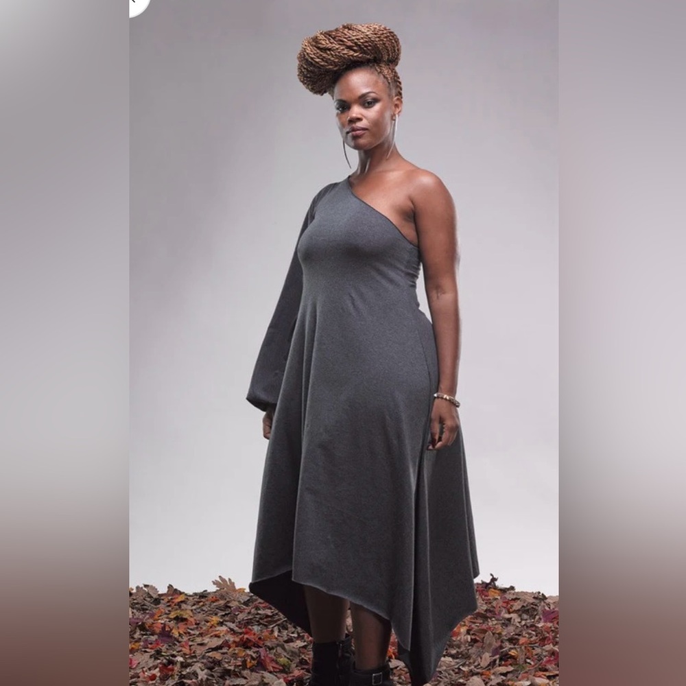 Dramatic Dress!!! - image 2